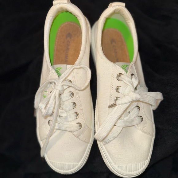 Cariuma Shoes - Cariuma White Canvas Sneakers